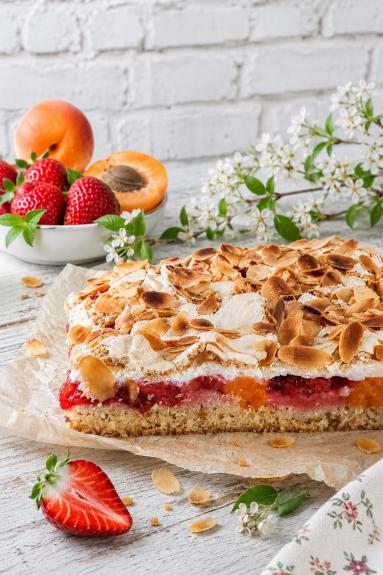 Zdjęcie: Ciasto z truskawkami, morelami i chrupiącą bezą Zdjęcie - Ciasto z truskawkami, morelami i chrupiącą bezą - Przepisy kulinarne ze zdjęciami