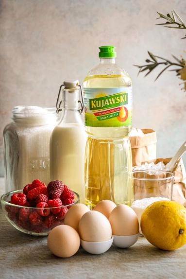 Zdjęcie: Puszyste ciasto z malinami i kruszonką Zdjęcie - Puszyste ciasto z malinami i kruszonką - Przepisy kulinarne ze zdjęciami