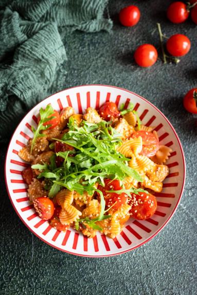 Zdjęcie - Makaron z kurczakiem, pesto i karmelizowanymi pomidorkami - Przepisy kulinarne ze zdjęciami