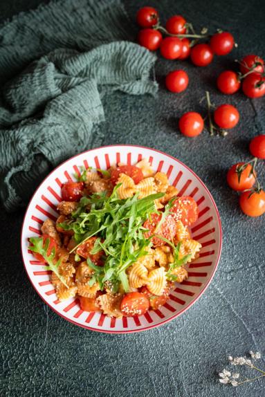 Zdjęcie - Makaron z kurczakiem, pesto i karmelizowanymi pomidorkami - Przepisy kulinarne ze zdjęciami