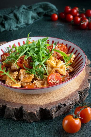 Zdjęcie - Makaron z kurczakiem, pesto i karmelizowanymi pomidorkami - Przepisy kulinarne ze zdjęciami