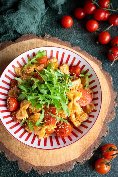 Zdjęcie: Makaron z kurczakiem, pesto i karmelizowanymi pomidorkami Zdjęcie - Makaron z kurczakiem, pesto i karmelizowanymi pomidorkami - Przepisy kulinarne ze zdjęciami