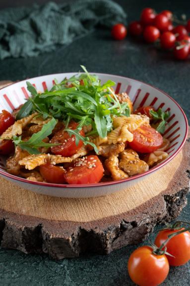 Zdjęcie - Makaron z kurczakiem, pesto i karmelizowanymi pomidorkami - Przepisy kulinarne ze zdjęciami