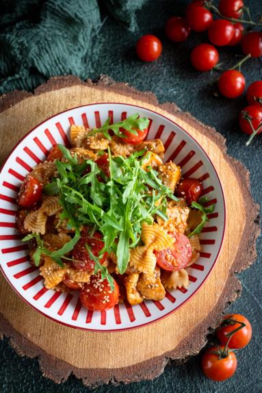 Zdjęcie - Makaron z kurczakiem, pesto i karmelizowanymi pomidorkami - Przepisy kulinarne ze zdjęciami