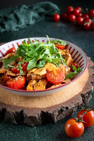 Zdjęcie - Makaron z kurczakiem, pesto i karmelizowanymi pomidorkami - Przepisy kulinarne ze zdjęciami