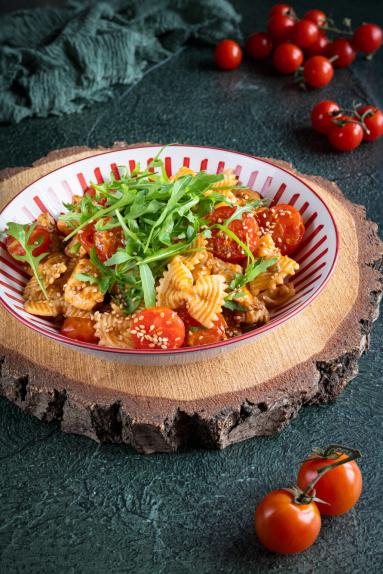 Zdjęcie - Makaron z kurczakiem, pesto i karmelizowanymi pomidorkami - Przepisy kulinarne ze zdjęciami