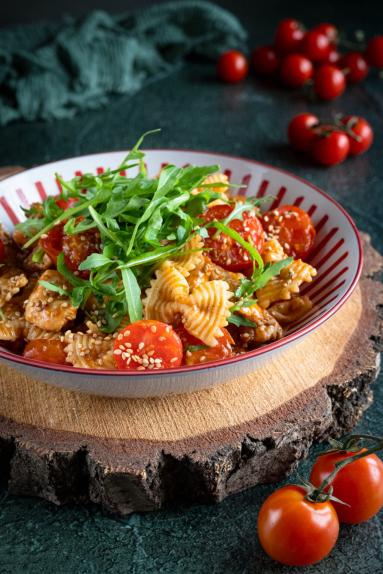 Zdjęcie: Makaron z kurczakiem, pesto i karmelizowanymi pomidorkami Zdjęcie - Makaron z kurczakiem, pesto i karmelizowanymi pomidorkami - Przepisy kulinarne ze zdjęciami