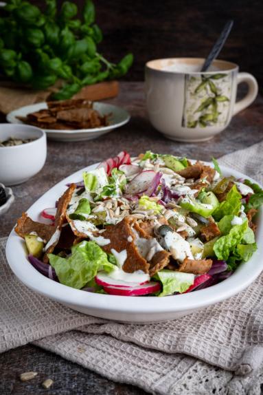 Zdjęcie - Sałatka kebabowa &bdquo;Bistro&rdquo; z indykiem - Przepisy kulinarne ze zdjęciami