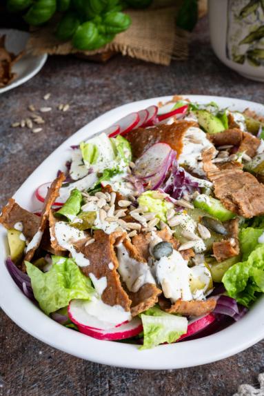 Zdjęcie - Sałatka kebabowa &bdquo;Bistro&rdquo; z indykiem - Przepisy kulinarne ze zdjęciami