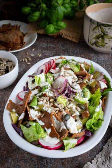 Zdjęcie - Sałatka kebabowa &bdquo;Bistro&rdquo; z indykiem - Przepisy kulinarne ze zdjęciami