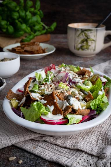 Zdjęcie - Sałatka kebabowa &bdquo;Bistro&rdquo; z indykiem - Przepisy kulinarne ze zdjęciami