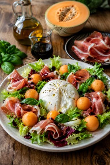 Zdjęcie - Sałatka letnia prosto z Włoch   / Burrata, melon i prosciutto crudo - Przepisy kulinarne ze zdjęciami