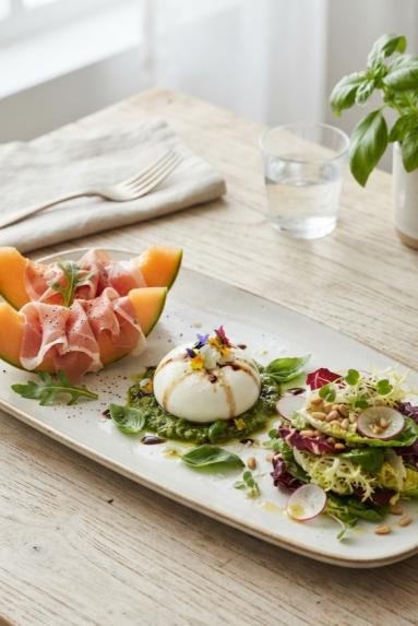 Zdjęcie - Sałatka letnia prosto z Włoch   / Burrata, melon i prosciutto crudo - Przepisy kulinarne ze zdjęciami