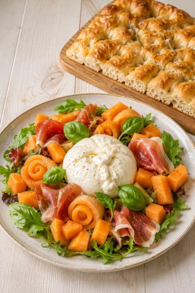 Zdjęcie: Sałatka letnia prosto z Włoch / Burrata, melon i prosciutto crudo Zdjęcie - Sałatka letnia prosto z Włoch / Burrata, melon i prosciutto crudo - Przepisy kulinarne ze zdjęciami