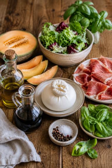 Zdjęcie: Sałatka letnia prosto z Włoch / Burrata, melon i prosciutto crudo Zdjęcie - Sałatka letnia prosto z Włoch / Burrata, melon i prosciutto crudo - Przepisy kulinarne ze zdjęciami