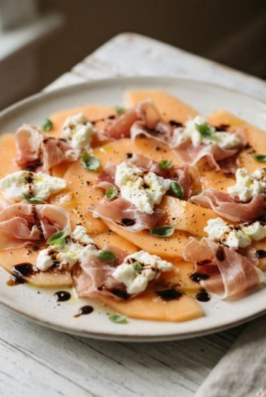 Zdjęcie: Sałatka letnia prosto z Włoch / Burrata, melon i prosciutto crudo Zdjęcie - Sałatka letnia prosto z Włoch / Burrata, melon i prosciutto crudo - Przepisy kulinarne ze zdjęciami