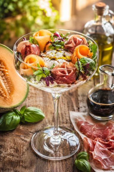 Zdjęcie: Sałatka letnia prosto z Włoch / Burrata, melon i prosciutto crudo Zdjęcie - Sałatka letnia prosto z Włoch / Burrata, melon i prosciutto crudo - Przepisy kulinarne ze zdjęciami
