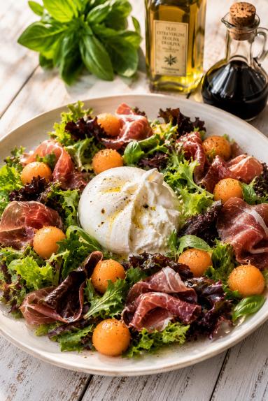 Zdjęcie: Sałatka letnia prosto z Włoch / Burrata, melon i prosciutto crudo Zdjęcie - Sałatka letnia prosto z Włoch / Burrata, melon i prosciutto crudo - Przepisy kulinarne ze zdjęciami