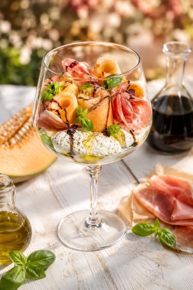 Zdjęcie: Sałatka letnia prosto z Włoch / Burrata, melon i prosciutto crudo Zdjęcie - Sałatka letnia prosto z Włoch / Burrata, melon i prosciutto crudo - Przepisy kulinarne ze zdjęciami