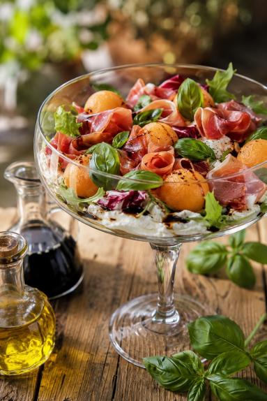 Zdjęcie: Sałatka letnia prosto z Włoch / Burrata, melon i prosciutto crudo Zdjęcie - Sałatka letnia prosto z Włoch / Burrata, melon i prosciutto crudo - Przepisy kulinarne ze zdjęciami