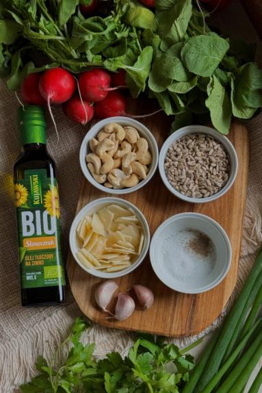 Zdjęcie - Pesto z liści rzodkiewki na oleju - Przepisy kulinarne ze zdjęciami