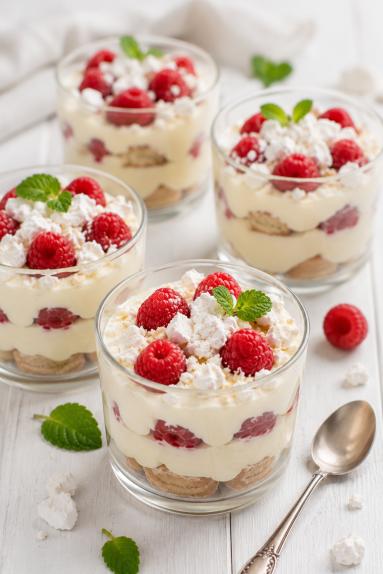 Zdjęcie: Tiramisu "Białe"z malinami Zdjęcie - Tiramisu "Białe"z malinami - Przepisy kulinarne ze zdjęciami
