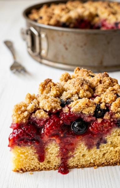 Zdjęcie - Ciasto jogurtowe z letnimi owocami i kruszonką - Przepisy kulinarne ze zdjęciami