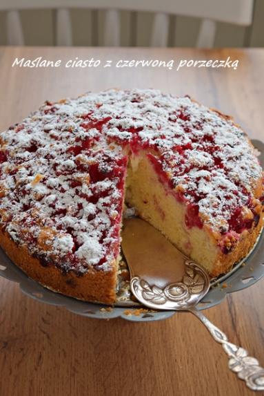 Zdjęcie - Puszyste ciasto z czerwoną porzeczką - Napiecyku - Przepisy kulinarne ze zdjęciami