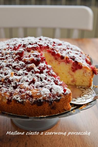 Zdjęcie - Puszyste ciasto z czerwoną porzeczką - Napiecyku - Przepisy kulinarne ze zdjęciami