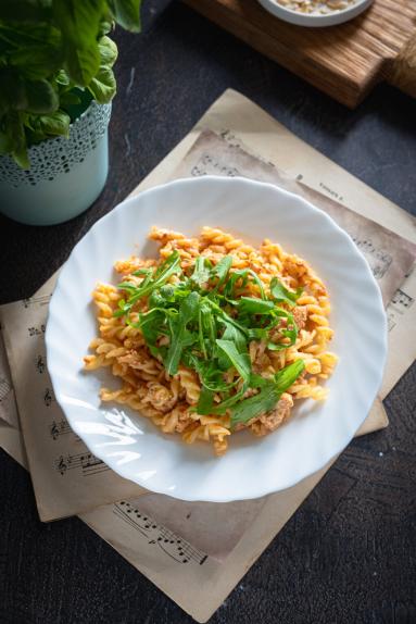 Zdjęcie - Makaron z kurczakiem, czerwonym pesto i ricottą - Przepisy kulinarne ze zdjęciami