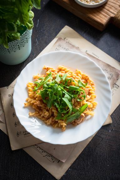 Zdjęcie: Makaron z kurczakiem, czerwonym pesto i ricottą Zdjęcie - Makaron z kurczakiem, czerwonym pesto i ricottą - Przepisy kulinarne ze zdjęciami