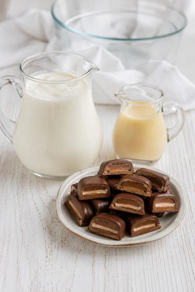 Zdjęcie: Lody śmietankowe z batonikami z adwokatem i snickers Zdjęcie - Lody śmietankowe z batonikami z adwokatem i snickers - Przepisy kulinarne ze zdjęciami