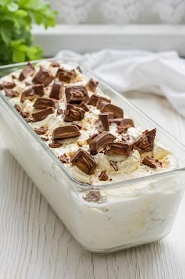 Zdjęcie: Lody śmietankowe z batonikami z adwokatem i snickers Zdjęcie - Lody śmietankowe z batonikami z adwokatem i snickers - Przepisy kulinarne ze zdjęciami