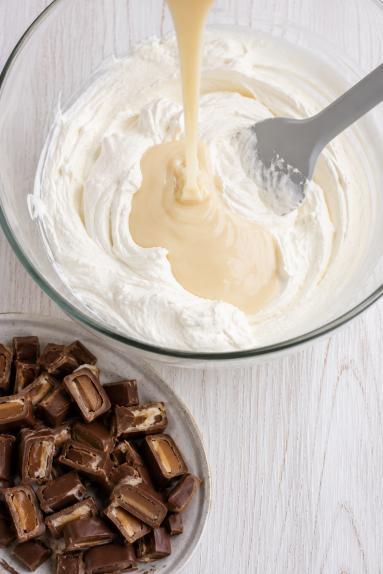 Zdjęcie - Lody śmietankowe z batonikami z adwokatem  i snickers - Przepisy kulinarne ze zdjęciami