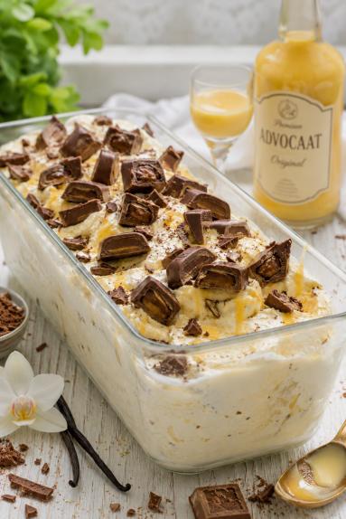 Zdjęcie - Lody śmietankowe z batonikami z adwokatem  i snickers - Przepisy kulinarne ze zdjęciami