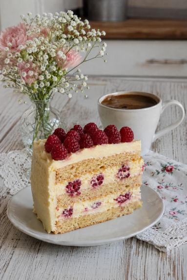 Zdjęcie - Tort biszkoptowy z kremem i malinami - Przepisy kulinarne ze zdjęciami