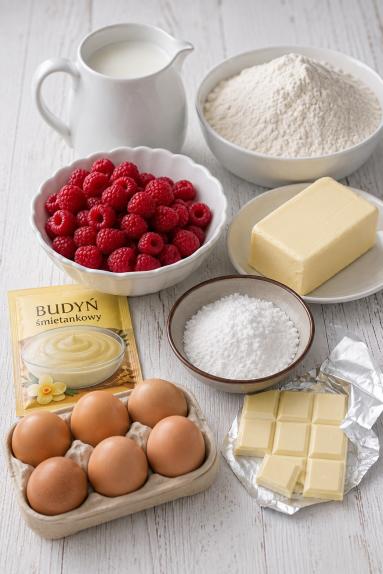 Zdjęcie - Tort biszkoptowy z kremem i malinami - Przepisy kulinarne ze zdjęciami