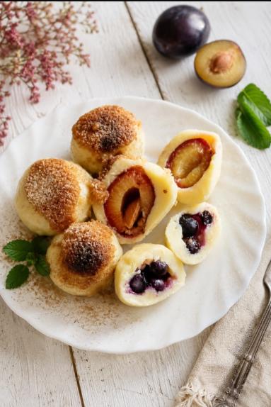 Zdjęcie - Knedle ze śliwkami i cynamonem - Przepisy kulinarne ze zdjęciami