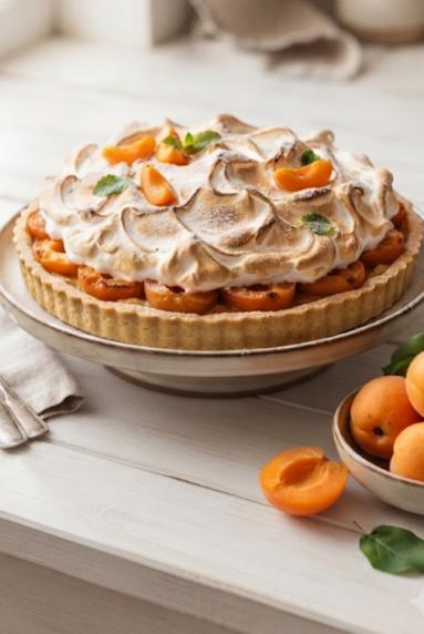 Zdjęcie - Tarta morelowa z delikatną bezą - Przepisy kulinarne ze zdjęciami