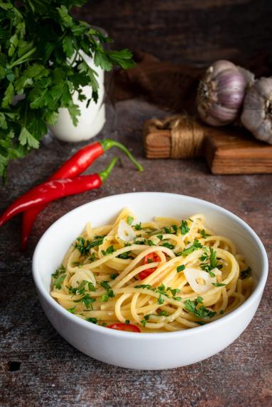 Zdjęcie - Spaghetti aglio, olio e peperoncino - Przepisy kulinarne ze zdjęciami