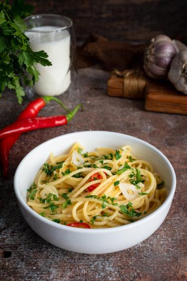 Zdjęcie - Spaghetti aglio, olio e peperoncino - Przepisy kulinarne ze zdjęciami