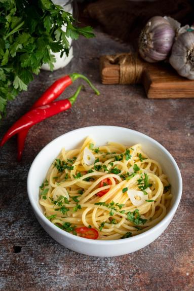 Zdjęcie: Spaghetti aglio, olio e peperoncino Zdjęcie - Spaghetti aglio, olio e peperoncino - Przepisy kulinarne ze zdjęciami