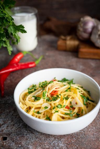 Zdjęcie - Spaghetti aglio, olio e peperoncino - Przepisy kulinarne ze zdjęciami