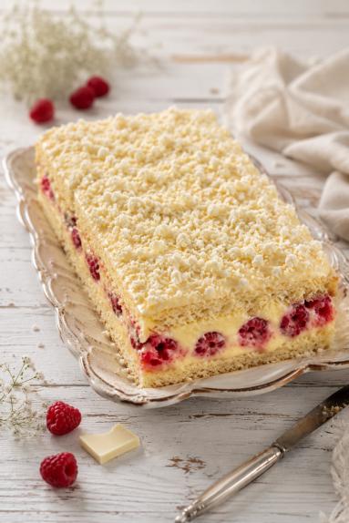 Zdjęcie - Ciasto biszkoptowe  z kremem budyniowym i malinami - Przepisy kulinarne ze zdjęciami