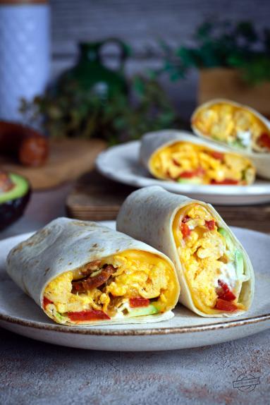 Zdjęcie: Tortilla z jajecznicą, chorizo i pieczoną papryką Zdjęcie - Tortilla z jajecznicą, chorizo i pieczoną papryką - Przepisy kulinarne ze zdjęciami