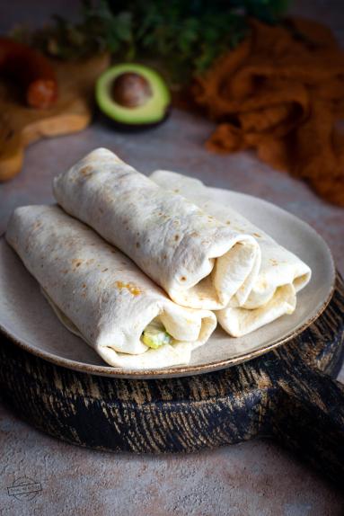 Zdjęcie - Tortilla z jajecznicą, chorizo i pieczoną papryką - Przepisy kulinarne ze zdjęciami