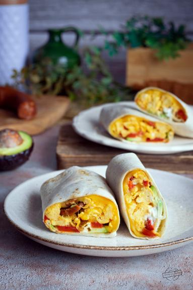 Zdjęcie: Tortilla z jajecznicą, chorizo i pieczoną papryką Zdjęcie - Tortilla z jajecznicą, chorizo i pieczoną papryką - Przepisy kulinarne ze zdjęciami