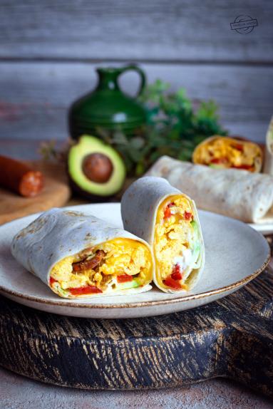 Zdjęcie - Tortilla z jajecznicą, chorizo i pieczoną papryką - Przepisy kulinarne ze zdjęciami