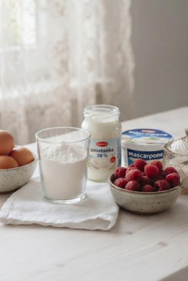 Zdjęcie - Ciasto biszkoptowe z  kremem śmietankowym i frużeliną malinową - Przepisy kulinarne ze zdjęciami