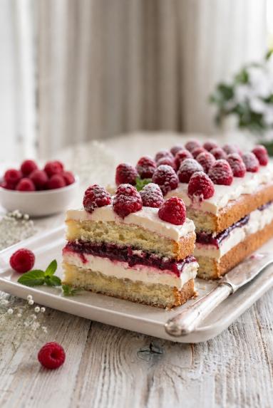 Zdjęcie - Ciasto biszkoptowe z  kremem śmietankowym i frużeliną malinową - Przepisy kulinarne ze zdjęciami
